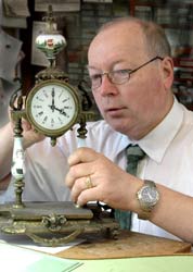 Gerd Jäkel bei einer Uhrreparatur